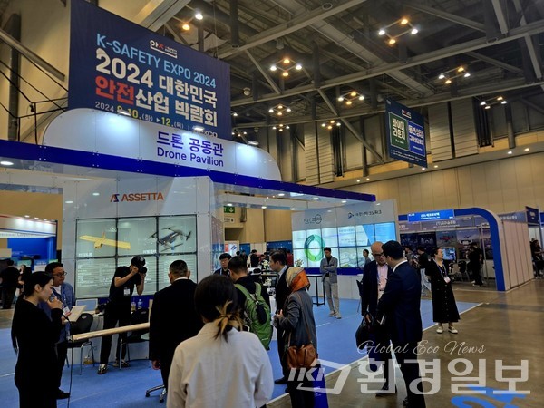 해외 바이어 관계자들이 한  행사장을 찾아 기업 설명을 듣고 있다. /사진=장가을 기자 