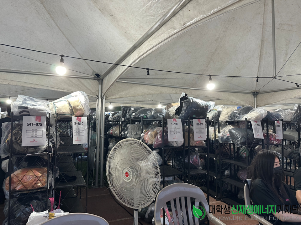 비닐에 싸인 소지품들을 모아놓은 물품보관소 /사진=류나연 객원기자