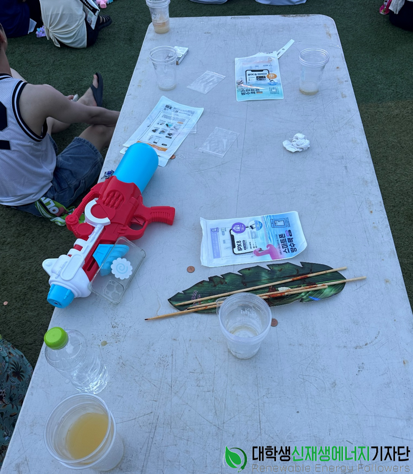 행사장에 버려진 플라스틱 물총, 일회용 플라스틱 컵, 비닐 등 각종 쓰레기들이 널브러져 있다. /사진=류나연 객원기자