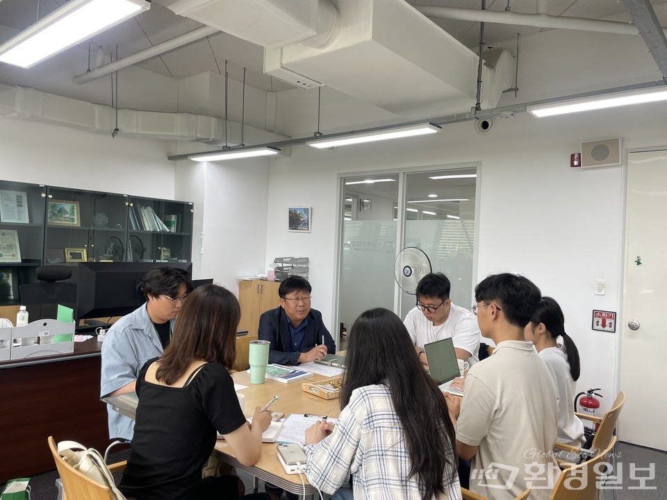 취재진이 서울에너지드림센터 관계자들과 인터뷰를 진행하고 있다. /사진제공=서울에너지드림센터