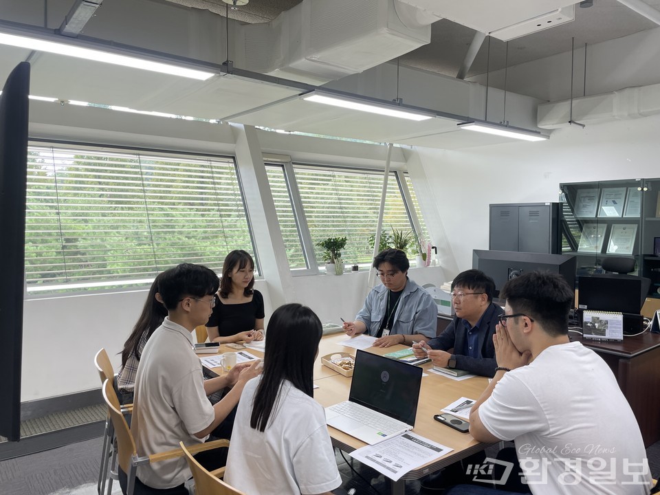 취재진이 이용성 서울에너지드림센터장을 인터뷰하고 있다./사진제공=서울에너지드림센터