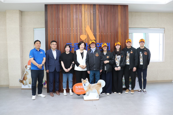 WDA 운영진과 동물자유연대 관계자들이 기념촬영을 하고 있다. /사진젝공=동물자유연대