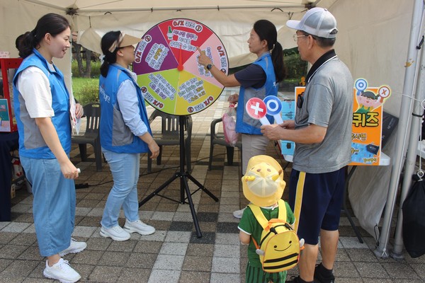 지난해 개최된 온보듬 대축제 방문객이 홍보 부스 이벤트에 참여하고 있다. /사진제공=구로구