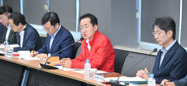 홍준표 시장이 대구광역시청 산격청사 대회의실에서 열린 간부회의를 주재했다.  /사진제공=대구시