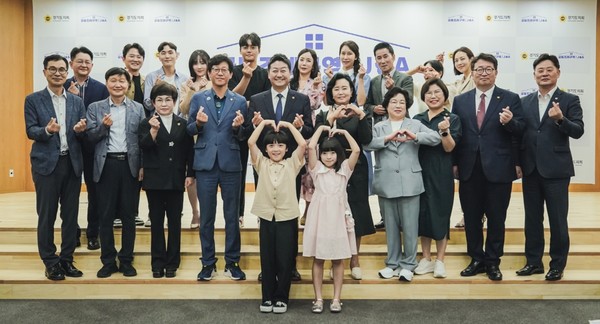 웹드라마 ‘공동조례구역 JOA’ 참여 배우와 의원 /사진제공=경기도의회