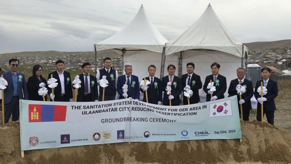 23일 ‘몽골 울란바토르시 게르지역 위생 개선사업 착공식’에서 한국환경공단 안병옥 이사장(왼쪽에서 7번째)과 울란바토르시 제1부시장 만돌(Manduul)(왼쪽에서 5번째) 등 관계자들이 기념촬영을 하고 있다. /사진=한국환경공단