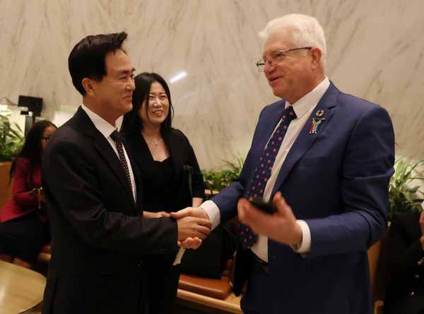 웨스턴케이프주 총리(오른쪽)와 인사를 나누는 김태흠 도지사 /사진제공=충청남도