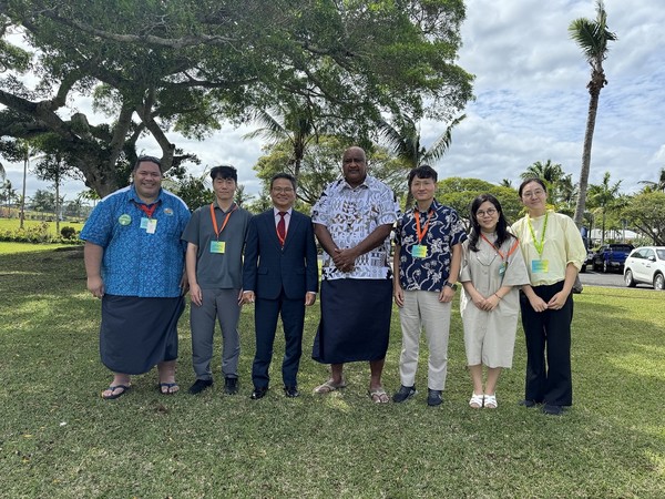 태평양환경계획(SPREP)과 기후협력회의 후 참가자 기념촬영, 사진 왼쪽에서 세 번째가 APEC기후센터 신도식 원장, 네 번째가 셰파나야 나와드라(Mr. Shefanaia Nawadra) SPREP 사무총장 (바누아투, 2024.09.19.) /사진제공=