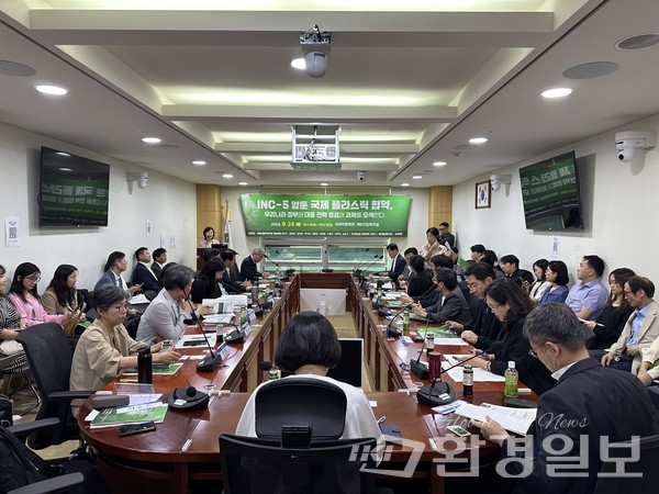 24일 국회의원회관 제6간담회의실에서 'INC-5 앞둔 국제 플라스틱 협약, 우리나라 정부의 대응 전략 점검과 과제를 모색한다' 토론회가 열렸다. /사진=박준영 기자