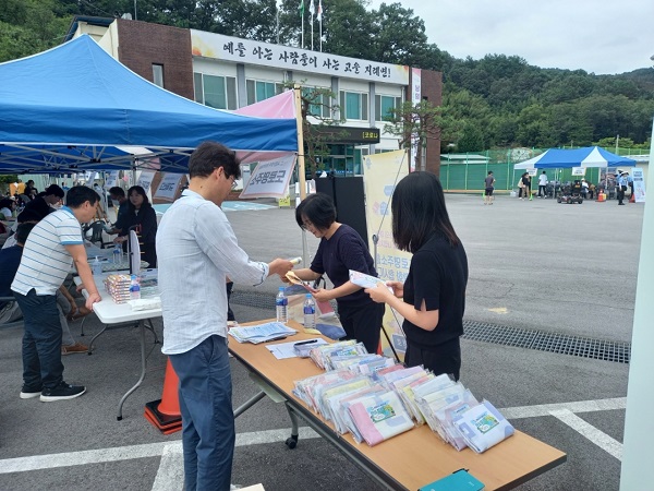 폐현수막으로 제작한  장바구니 홍보  /사진제공=김천시