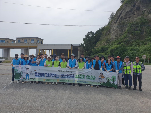 해남농어촌공사 함께 가꾸는 호숫길 쓰담 쓰담 캠페인 후 기념촬영 /사진제공=농어촌공사 해남.완도지사