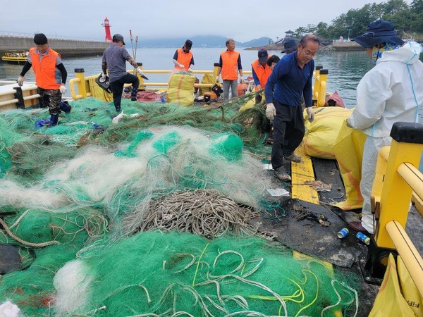 경남 사천 낙지연승 자율관리어업 공동체 폐어구 수거 /사진제공=해양수산부