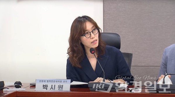 강원대 법학전문대학원 박시원 교수는 “온실가스 감축 목표가 헌법에 합치하려면 전 지구적인 감축 노력의 관점에서 우리나라가 기여해야 할 몫에 부합해야 하고, 미래세대에 과중한 부담을 이전하지 않아야 한다고 강조했다.