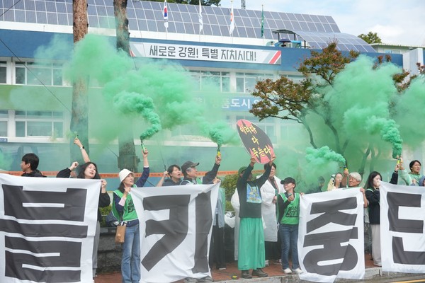 100명의 활동가들이 26일 양양군청 앞에 모여 설악산 케이블카 사업 백지화를 촉구하는 기자회견을 진행했다. /사진제공=한국환경회의