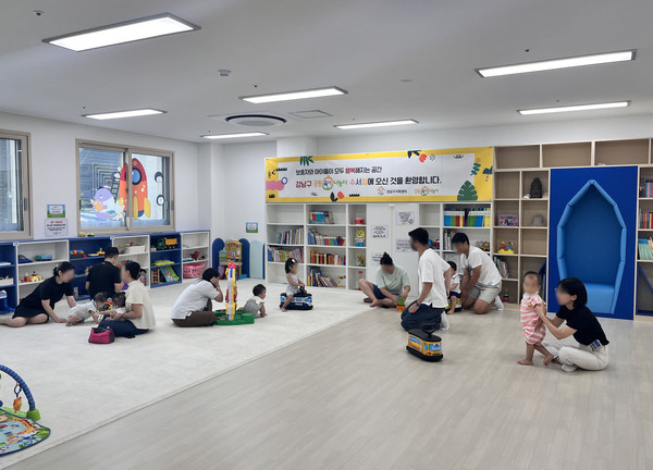 강남구 공동육아나눔터를 이용하는 주민들 /사진제공=강남구