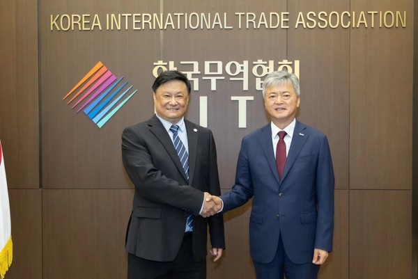 친가호 미국국제상공회의소 집행회장(왼쪽)과 이인호 한국무역협회 상근부회장이 회담 후 기념촬영을 하고 있다. /사진제공=미국국제상공회의소