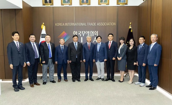 회담 후 참석자들이 기념촬영을 하고 있다. /사진제공=미국국제상공회의소