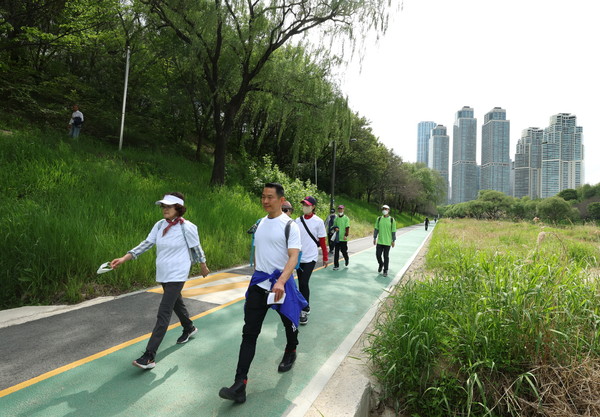 양재천 건강걷기 행사에 참여한 구민들 /사진제공=강남구