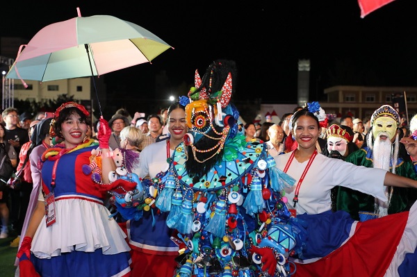 탈춤 축제에 참여한 외국공연단  /사진제공=안동시