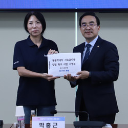 카라는 9821명의 시민들이 참여한 사육금지제 입법 촉구 서명부를 박홍근 국회의원에게 전달했다.