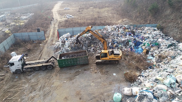 세곡리 방치폐기물 행정대집행 현장 /사진제공=화성시