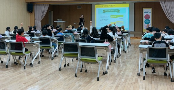 신곡초 학생 대상 정보활용교육 /사진제공=수원시