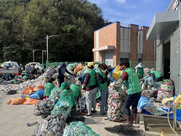 농약병 정리 활동에 참여한 단체 회원들  /사진제공=김천시