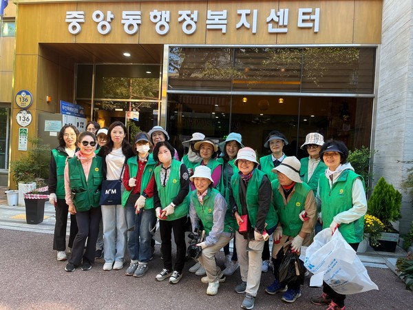 과천시 중앙동 새마을부녀회 제초작업 단체 사진 /사진제공=과천시