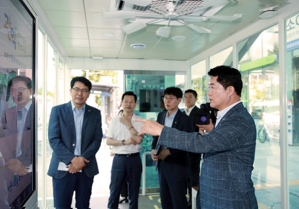 스마트복합쉼터 내부를 둘러보는 박준희 관악구청장 /사진제공=관악구