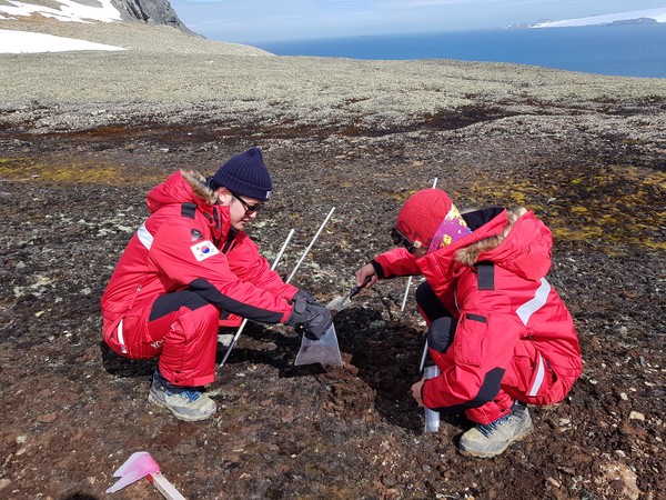 세종 과학기지 육상 시료 채집 /사진제공=해양수산부