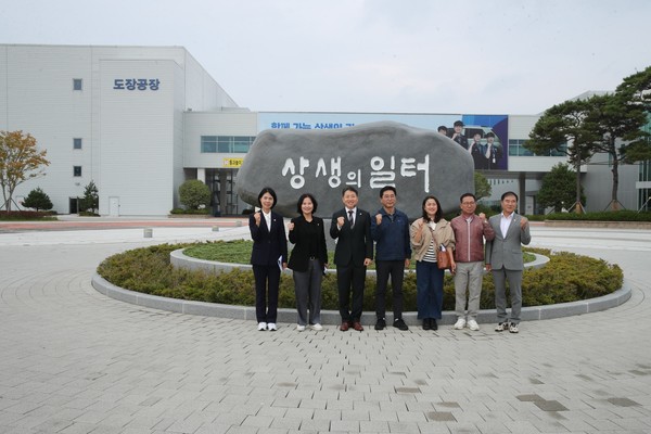 .화성시의회 경제환경위원회 위원들이 광주글로벌모터스를 찾아 기념촬영  /사진제공=화성시의회