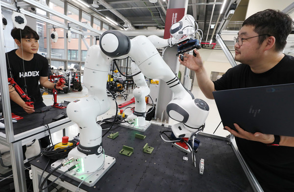수서 로봇플러스 테스트필드에서기술 테스트를 수행하는 연구원 /사진제공=강남구