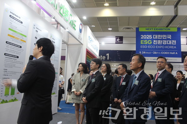 ESG 친환경대전 참가 기업 부스 순람 중인 개막식 참석자들 /사진=박선영 기자 