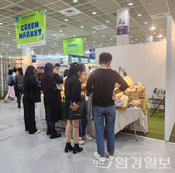 전시회 참가 기업들은 예년에 비해 청년들이 전시장에 많이 참가한 것을 체감하고 있다는 의견을 전했다. /사진=박선영 기자 