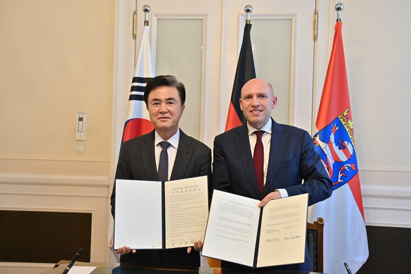 김태흠 충남도지사가 독일 만프레드 펜츠 헤센주 장관과 우호협력 의향서를 체결했다. /사진제공=충청남도