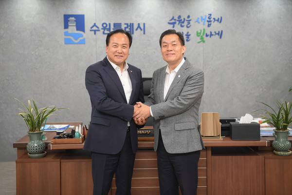 이권재 오산시장과 이재준 수원시장  /사진제공=오산시