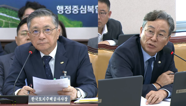 손명수 의원(오른쪽)이 이한준 LH 사장에게 LH 매출과 영업이익 추세 표를 보여주며 LH의 경영 악화를 바로 잡아야 한다고 지적하고 있다. /자료제공=국회