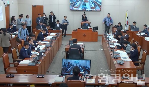 이번 기상청 국감에서는 극한기후 점차 늘어나는 시대에 걸맞는 기상청의 상예보 정확도 및 만족도 개선 필요 등에 대한 개선 문제들이 주요점으로 제기됐다.