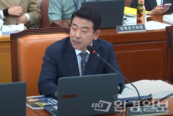 박정 의원은 “몇 년째 같은 말만 반복하기 보다는 실제로 예보 정확도를 개선해 국민들의 불만을 해소시켜야 한다”며 “개선된 관측 장비를 활용하고 예보관이 부족한 부분 보충과 대국민 홍보 등 노력해야 할 점이 많다”고 강조했다.