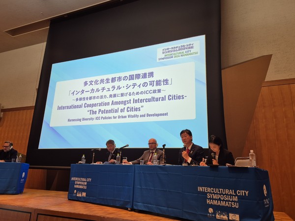 2024 상호문화도시 국제심포지엄에서 K-이민정책에 대해 설명하는 이민근 안산시장 /사진제공=안산시