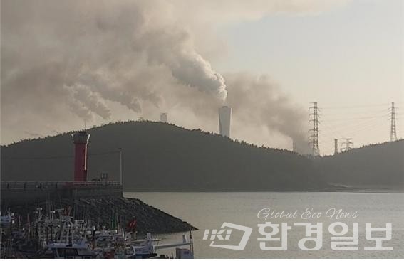 정 의원은 특히 “발전소에서 다루는 폐기물이나 각종 화학물질은 국민의 생활·안전문제와 매우 밀접하고, 석탄화력발전소는 이미 초미세먼지 등 소재지 시·군 주민들에게 적지 않은 피해를 끼치고 있다”고 지적했다. /사진제공=충청남도