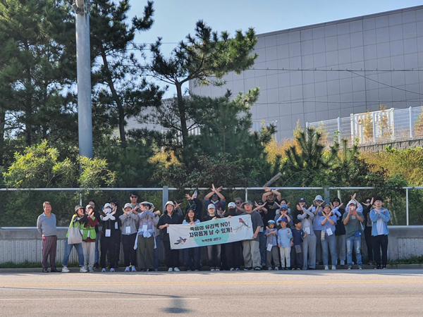 투명 방음벽에 충돌 저감 스티커를 부착하는 현장 활동을 마친 후 사진을 찍는 ‘새친구’ 9기. /사진=녹색연합