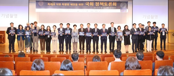 이재준 시장을 비롯한 토론회 참석자 /사진제공=수원시