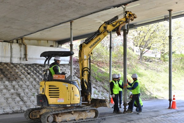 한국건설기술연구원은 신속하고 간편하게 교량의 안전 성능 수준을 평가할 수 있는 내하성능(하중에 견디는 능력) 추정 기술을 개발했다. /사진제공=성남시