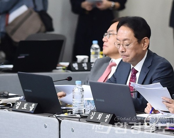 가덕도 신공항 기본계획에 포함된 활주로 방향에 문제를 제기하는 김도읍 의원 /사진제공=부산시 