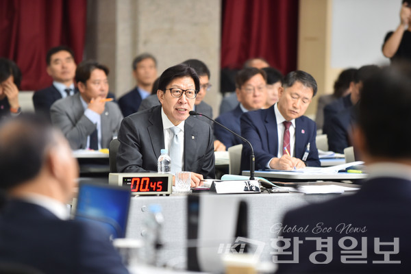 박 시장은 퐁피두센터 부산 유치는 건립비와 운영비 몇 배의 부가가치를 가져올 것이라고 답했다. /사진제공=부산시 