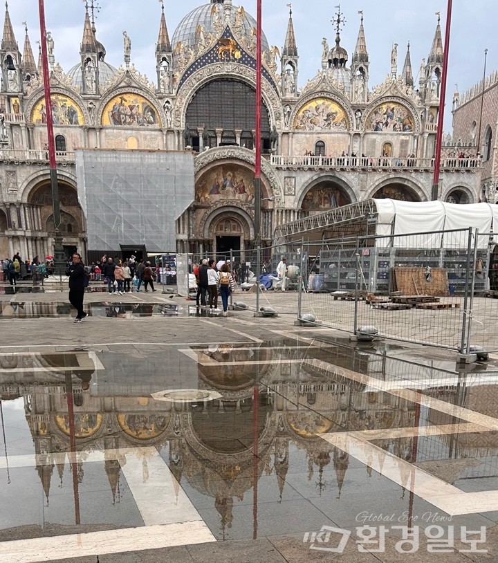 산마르코 광장 한가운데 물웅덩이가 가득 차 있다. /사진=이예영 객원기자