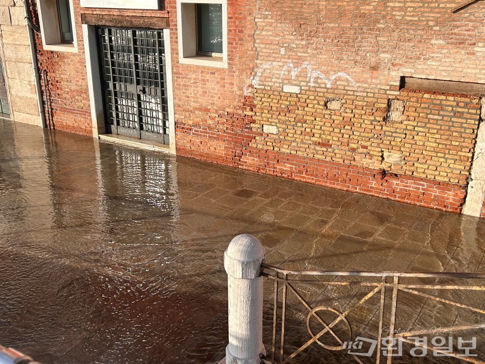 야간 명소로 유명한 zattre는 걸어다닐 수 없을 정도로 거리가 침수됐다. /사진=이예영 객원기자