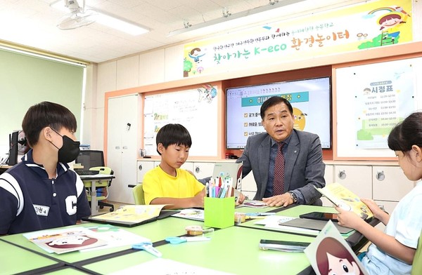기후변화와 일상생활을 주제로 늘봄학교 공개수업을 진행 중인 황승만 대구경북환경본부 본부장 /사진제공=한국환경공단 대구경북환경본부