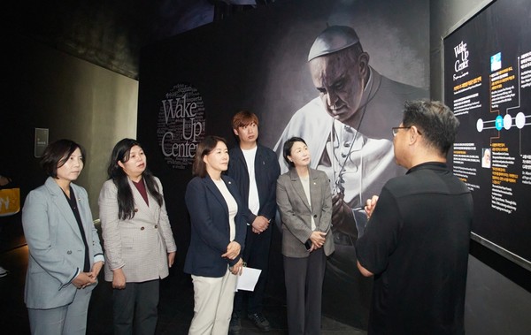 ‘용인, 역사종교문화여행의 시작’ 회원들과 관계자 /사진제공=용인시의회